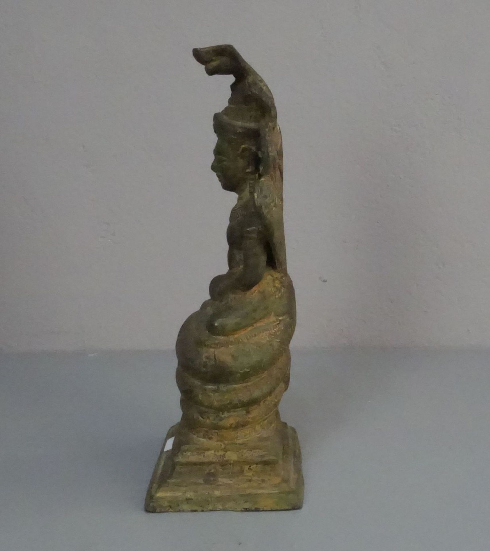 NAGA-BUDDHA, Bronzeguss, grün patiniert, Südostasien. Vollplastische Darstellung Buddhas mit - Image 2 of 4