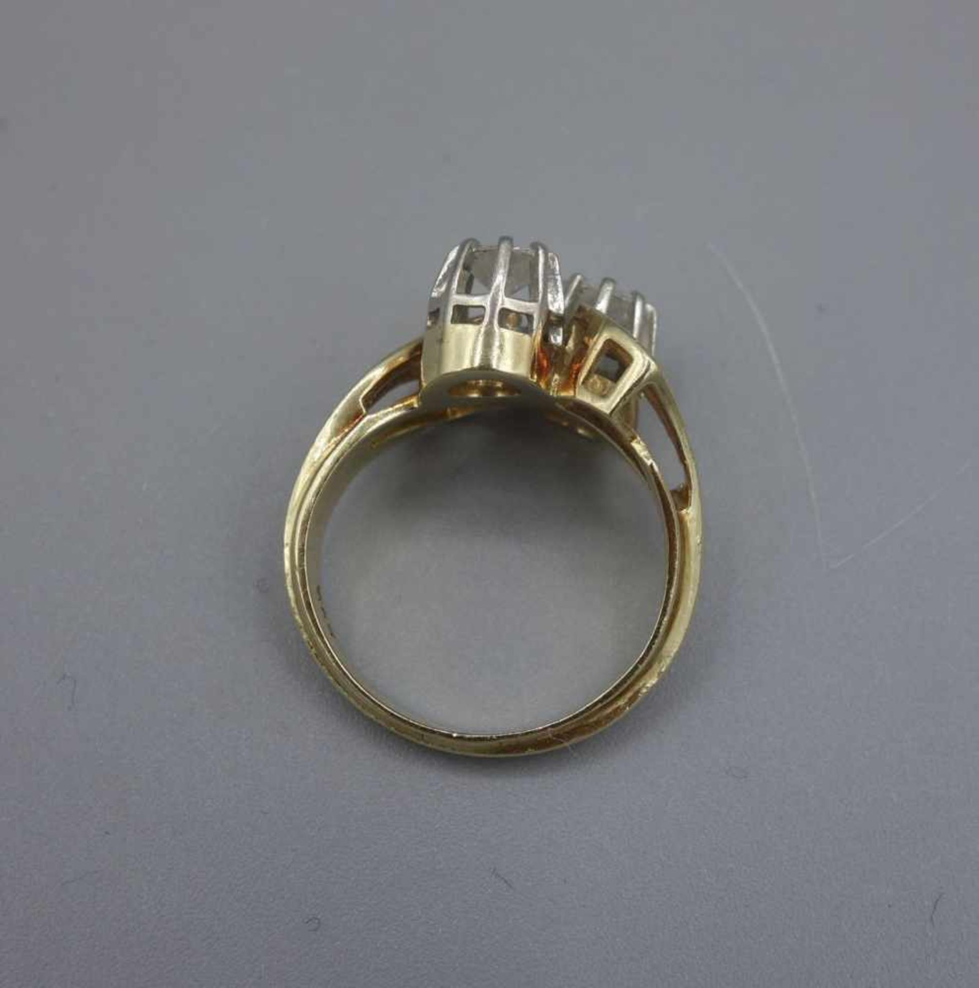 RING aus 585er Gelbgold (5,3 g), besetzt mit Brillanten von je 0,25 ct. (WESS, VSI). Ring-Gr. 50/51. - Bild 2 aus 2