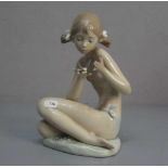 FIGUR / porcelain figure: "Junge Frau mit Schmetterling", Porzellan, Manufaktur Lladro, Spanien,