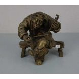 BILDHAUER DES 20./21. JH., Skulptur / sculpture: "Musizierender Clochard / Bettler", Bronze,