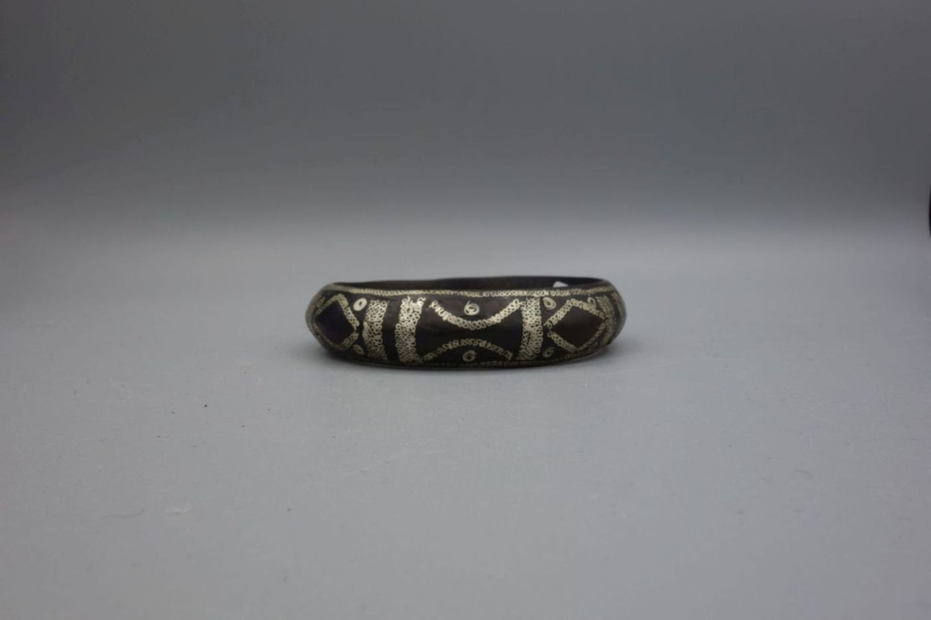 BERBER-SCHMUCK: ARMREIF / oriental bracelet, Mauretanien, Nordwest-Afrika. Holz. Monochrom - Bild 2 aus 3
