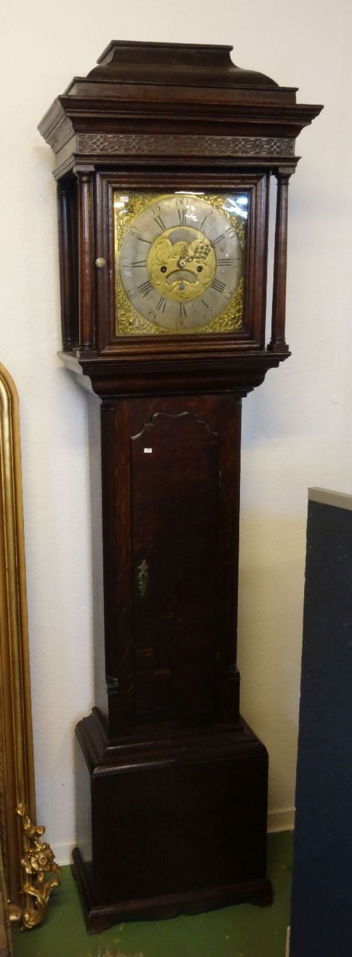 ENGLISCHE STANDUHR im Mahagonigehäuse / longcase clock, um 1880. Dreizoniger Aufbau mit profilierter