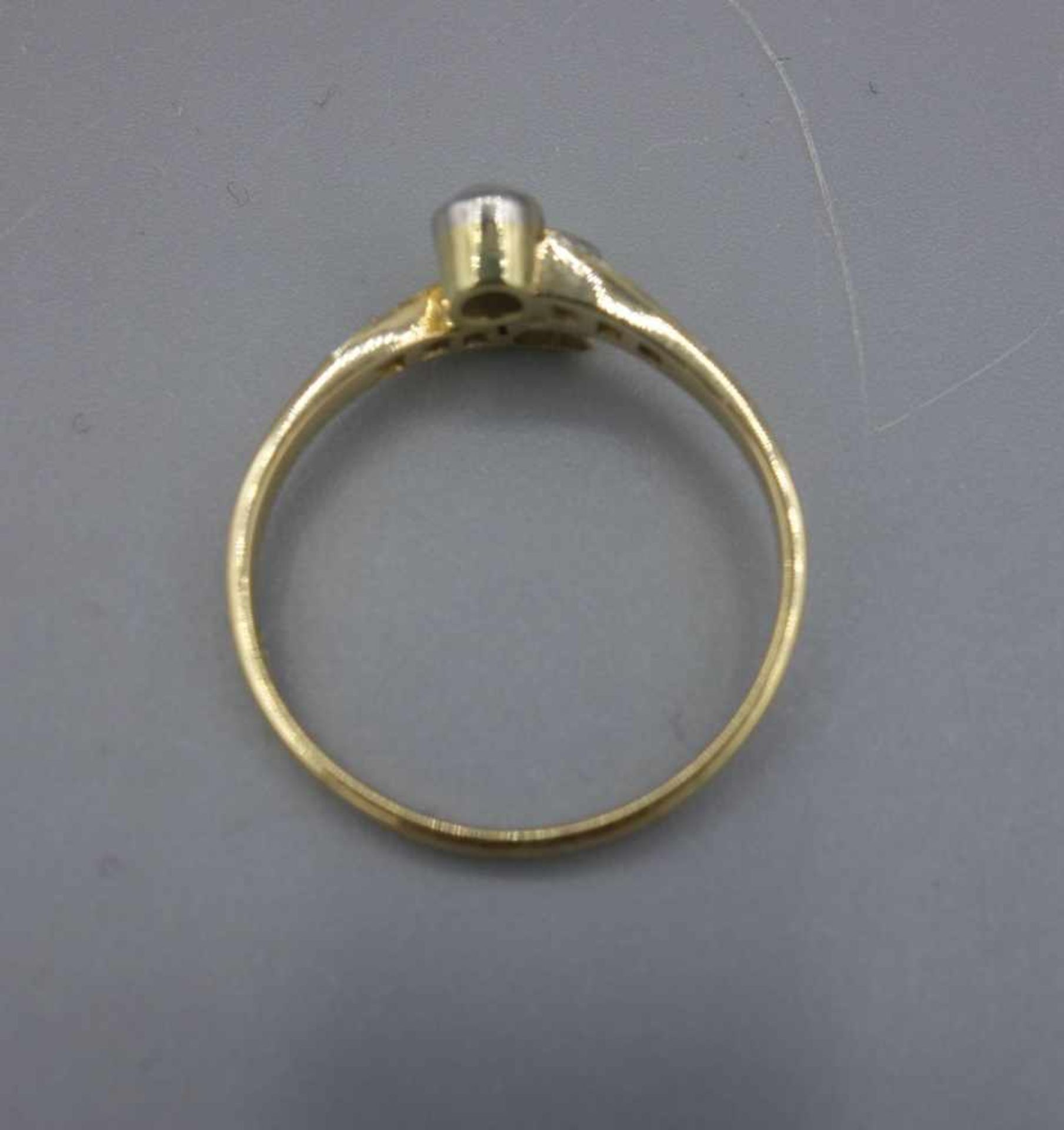 RING, 585er Gelbgoldschiene (2 g) besetzt mit kleiner Perle und einem Diamanten im Altschliff von - Bild 2 aus 2