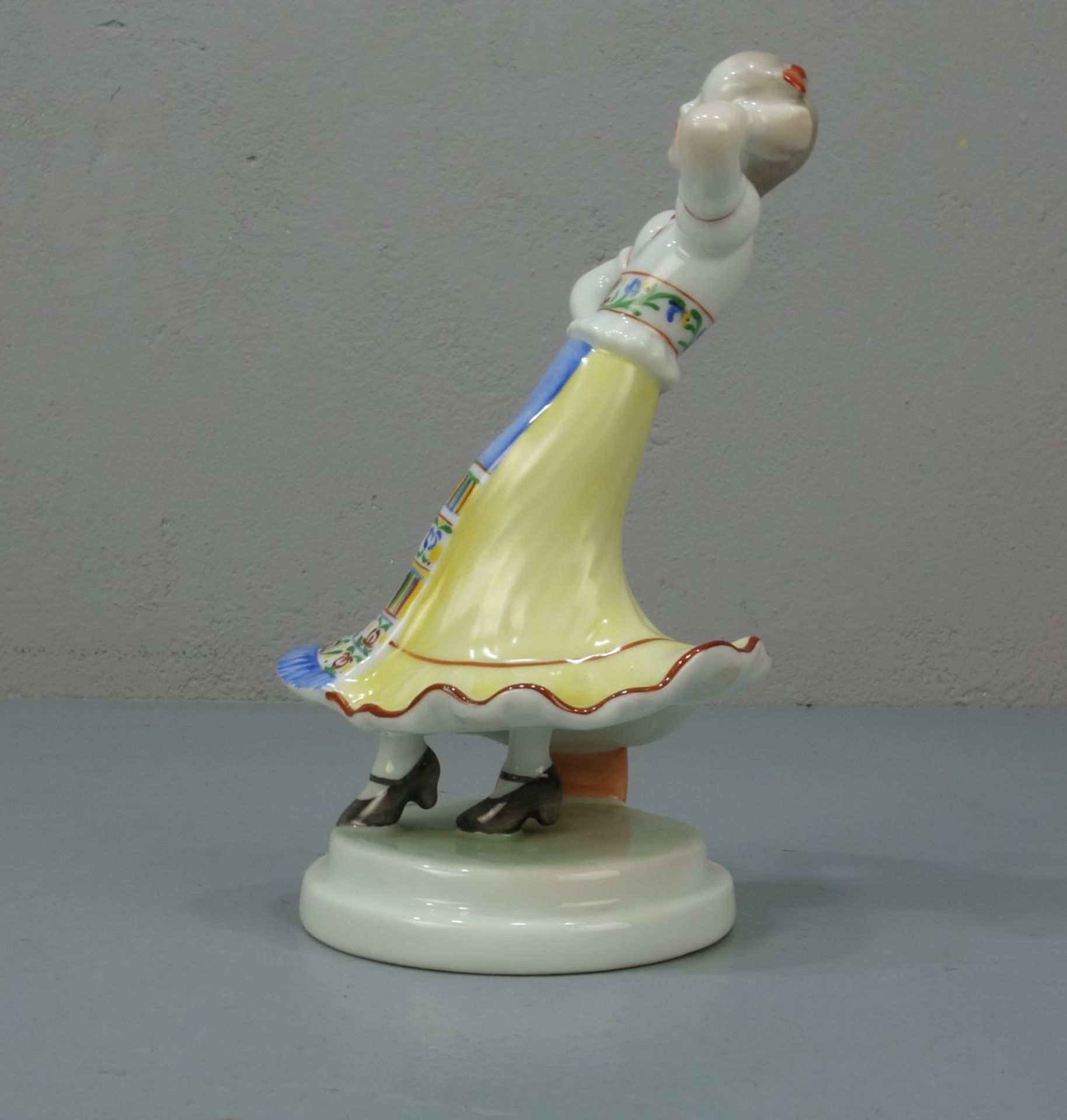 FIGUR: "Ungarische Tänzerin" / porcelain figure: "Hungarian Dancer", Porzellan, unter dem runden, - Bild 2 aus 5