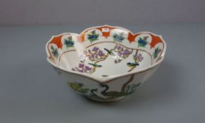 CHINESISCHE SCHALE / bowl, Porzellan, unter dem Stand aufglasurrot gemarkt mit Vasenmotiv, flankiert