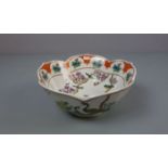 CHINESISCHE SCHALE / bowl, Porzellan, unter dem Stand aufglasurrot gemarkt mit Vasenmotiv, flankiert