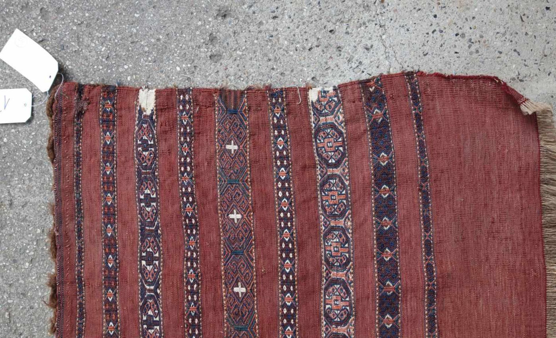 YOMUD: TSCHOWAL oder TORBA / NOMADEN TEPPICH / rug, Turkestan, Ende 19. Jh.. Rotgrundiger Teppich - Image 4 of 7