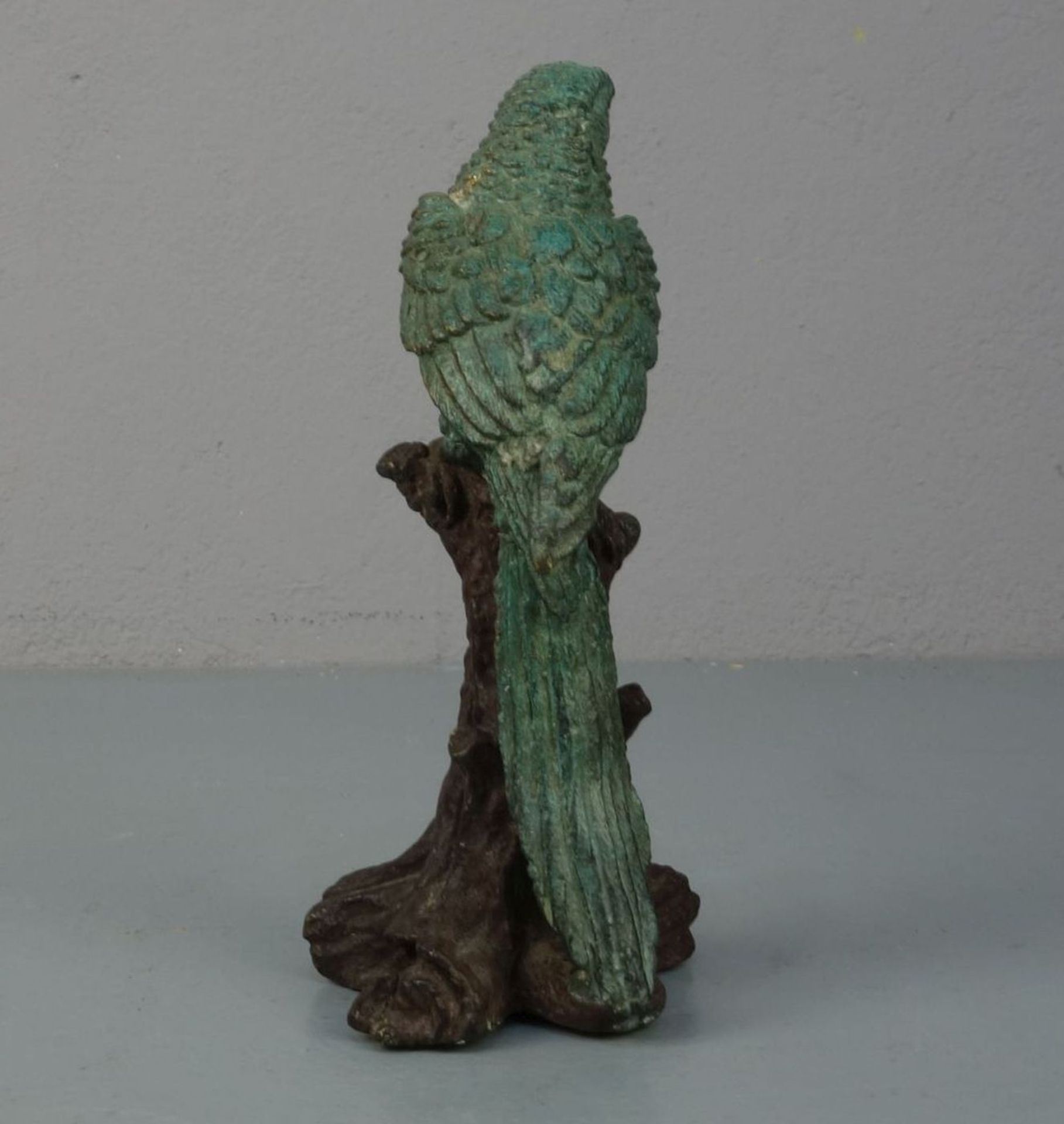 ANIMALIER / TIERBILDHAUER DES 20./21. JH., Skulptur / sculpture: "Papagei", Bronze, dunkelbraun - Image 3 of 5