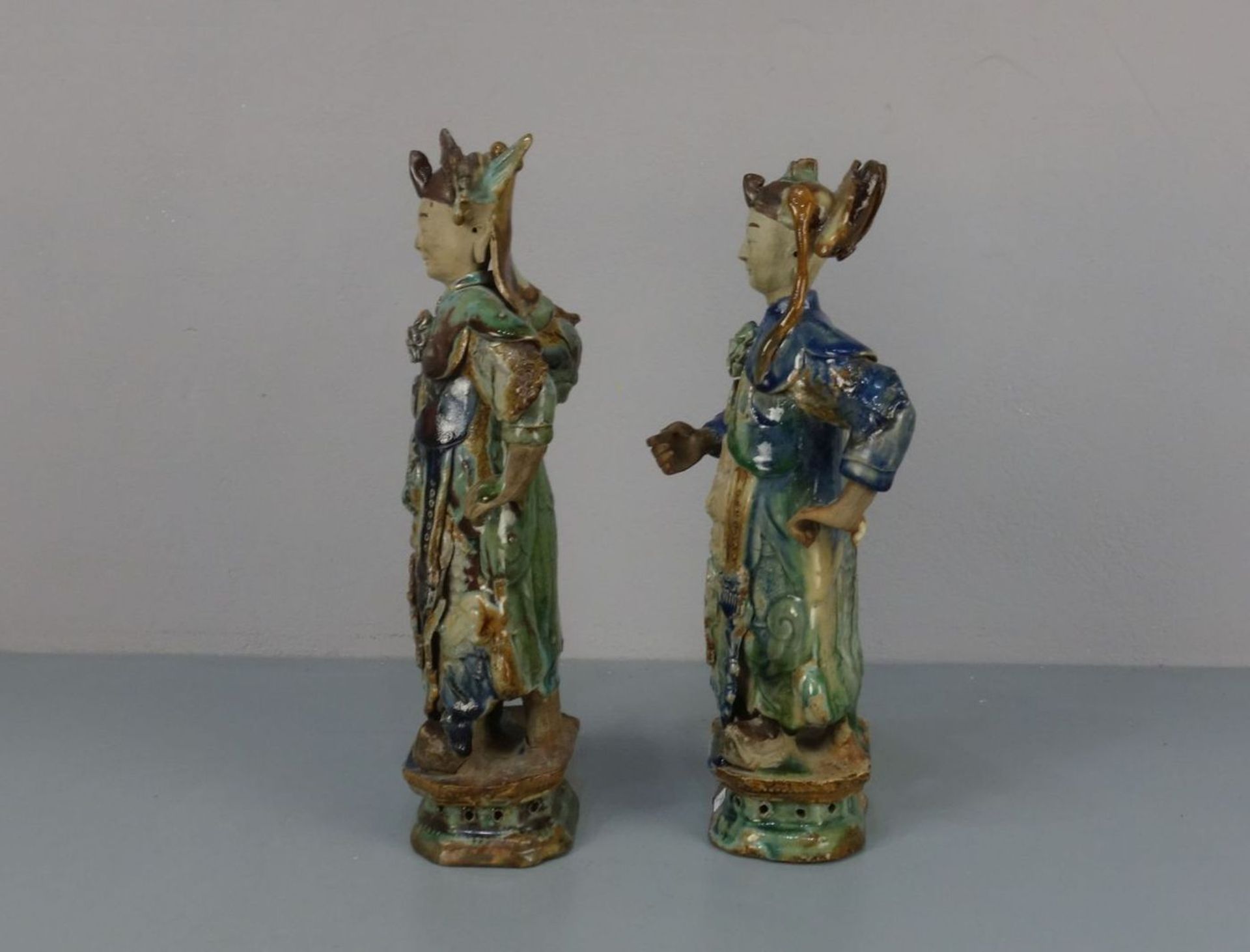 FIGURENPAAR / TANG-FIGUREN: "Stehende höfische Figuren mit Sancai - Glasur" in Hellgrün, Blau und - Bild 2 aus 5