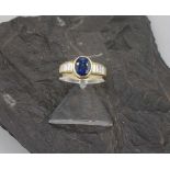 RING MIT SAPHIR UND BAGUETTEBRILLANTEN, massiv gearbeitet, 750er Gelbgold (7,7 g), Ringkopf mit oval