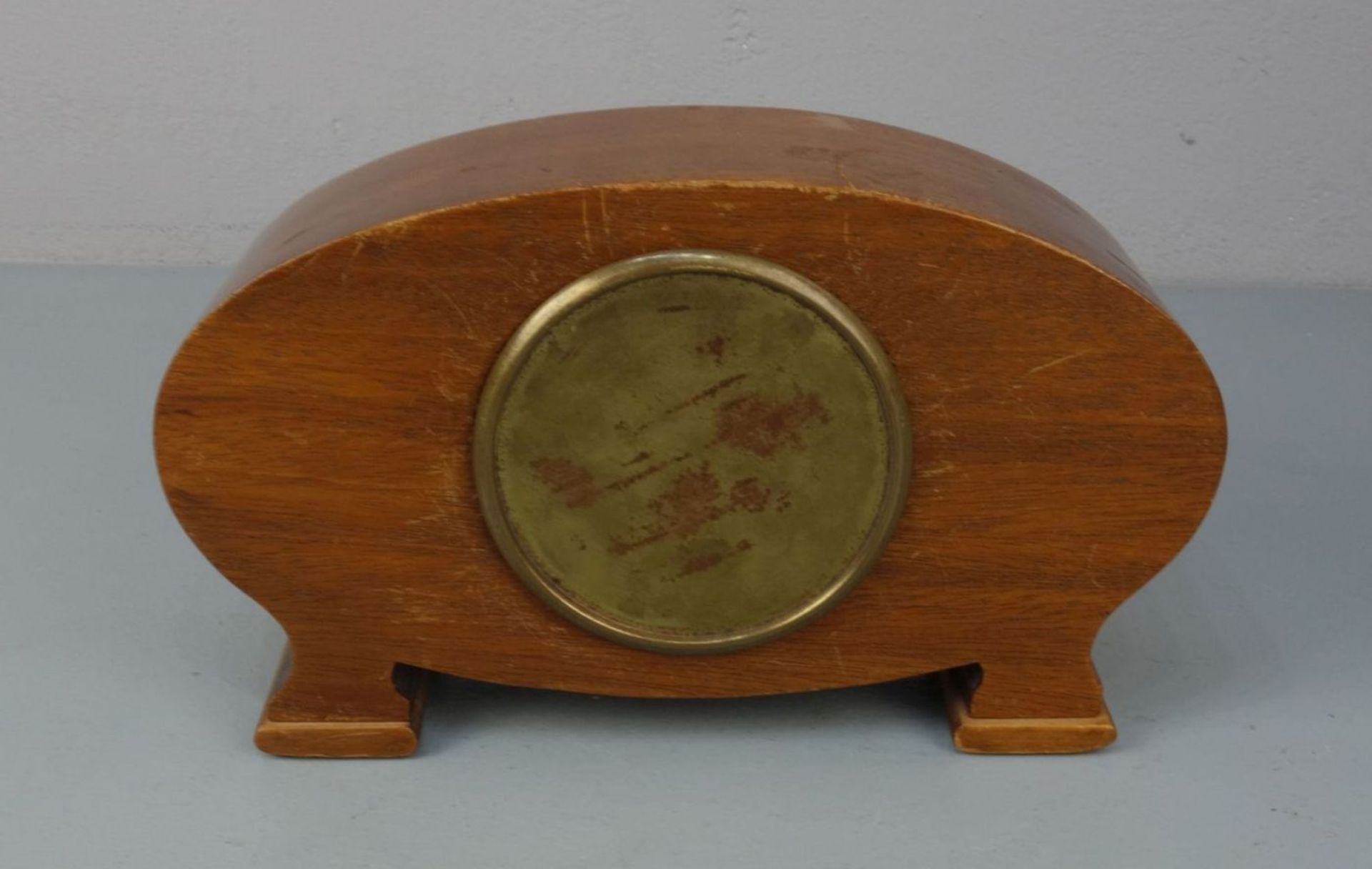 TISCHUHR / KAMINUHR / fire place clock, um 1920. Ovales Gehäuse auf zwei Füßen, dekoriert mit - Bild 3 aus 4