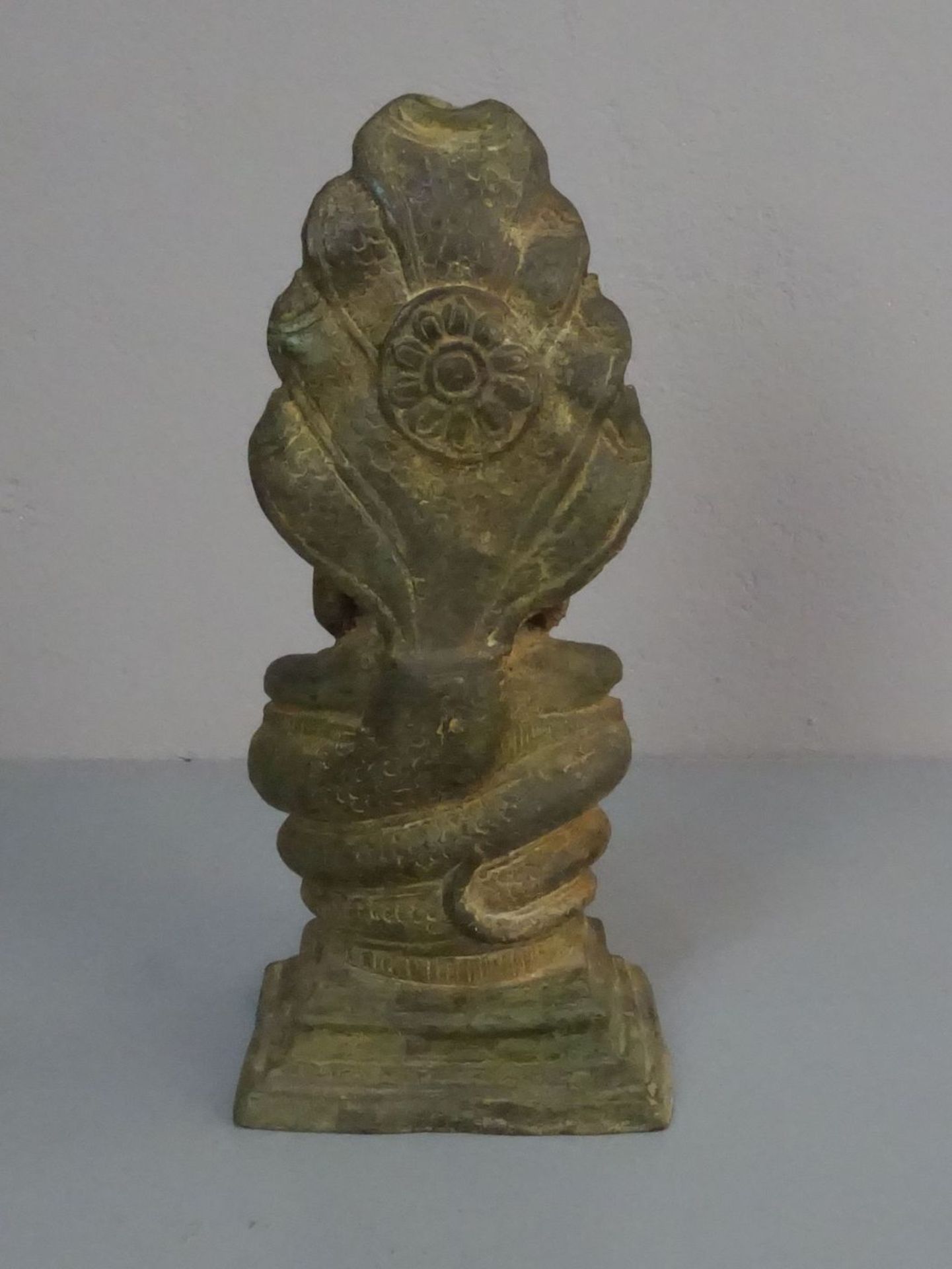 NAGA-BUDDHA, Bronzeguss, grün patiniert, Südostasien. Vollplastische Darstellung Buddhas mit - Image 3 of 4
