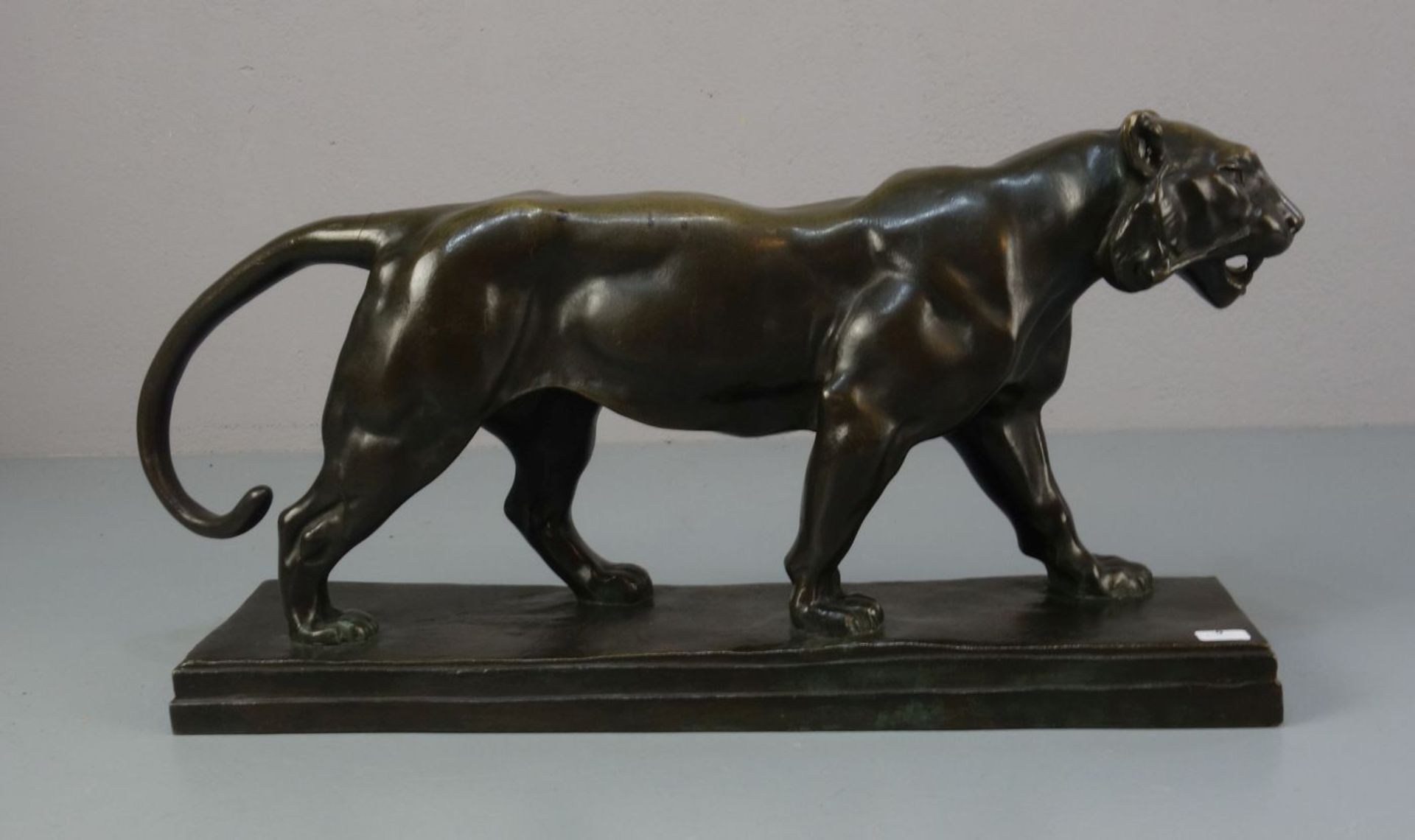 nach BAYRE, ANTOINE LOUIS (1795-1875), Skulptur / sculpture: "Schreitender Tiger", Bronze, hellbraun