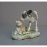 FIGURENGRUPPE: "Kalb und junger Löwe" / porcelain figures: "calf and young lion", Porzellan,