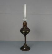 PETROLEUMLAMPE, bronzierter Zinkguss, Messingmonturen und Glaszylinder; um 1900. Konischer und