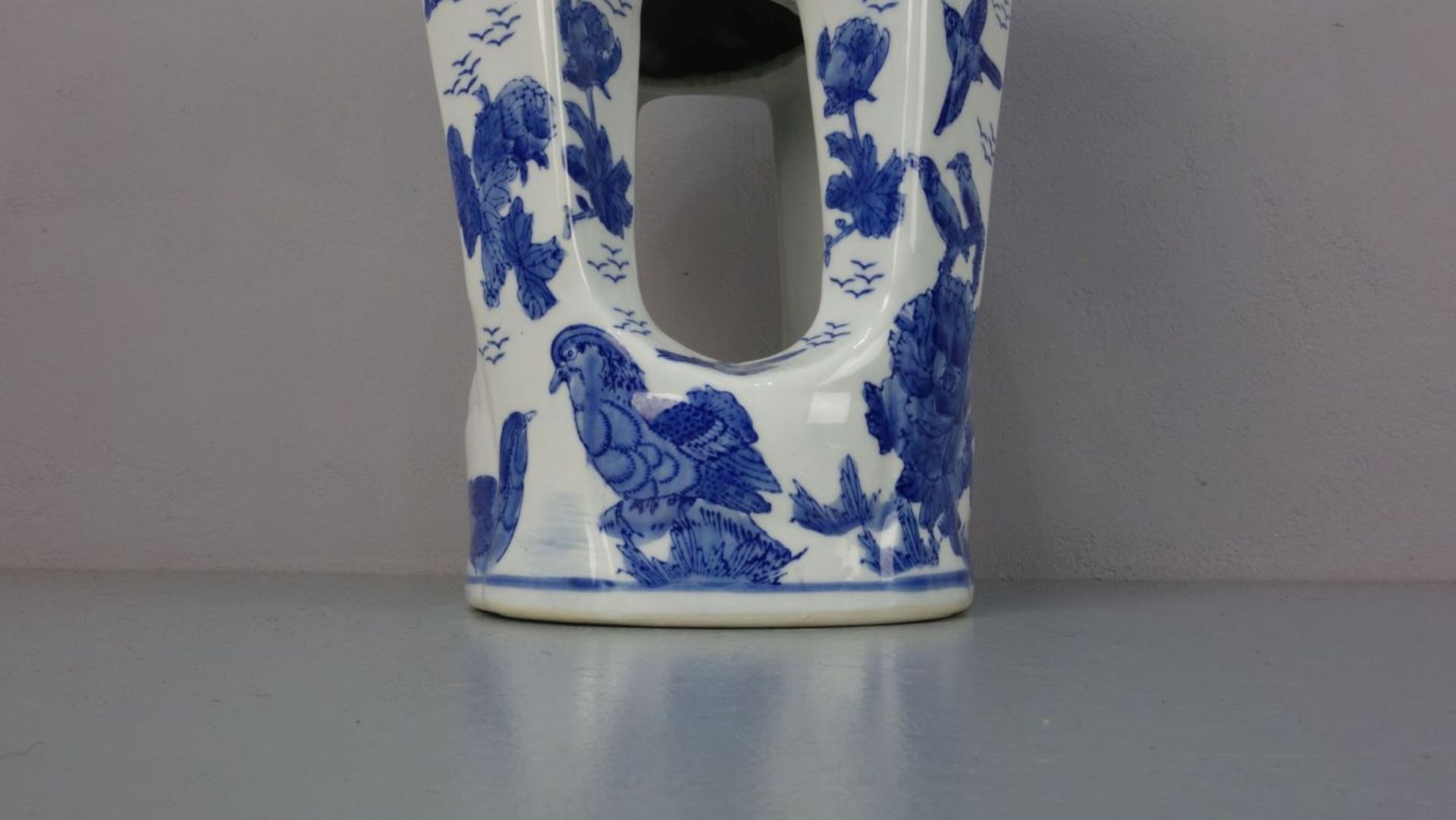 CHINESISCHER HOCKER / stool, Porzellan mit Blaumalerei (ungemarkt), 2. Hälfte 20. Jh.; Rundstand, - Image 3 of 5