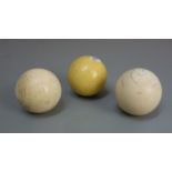 3 BILLARDKUGELN / ivory billard balls, Elfenbein, gedrechselt und poliert und einmal farbig gefasst,