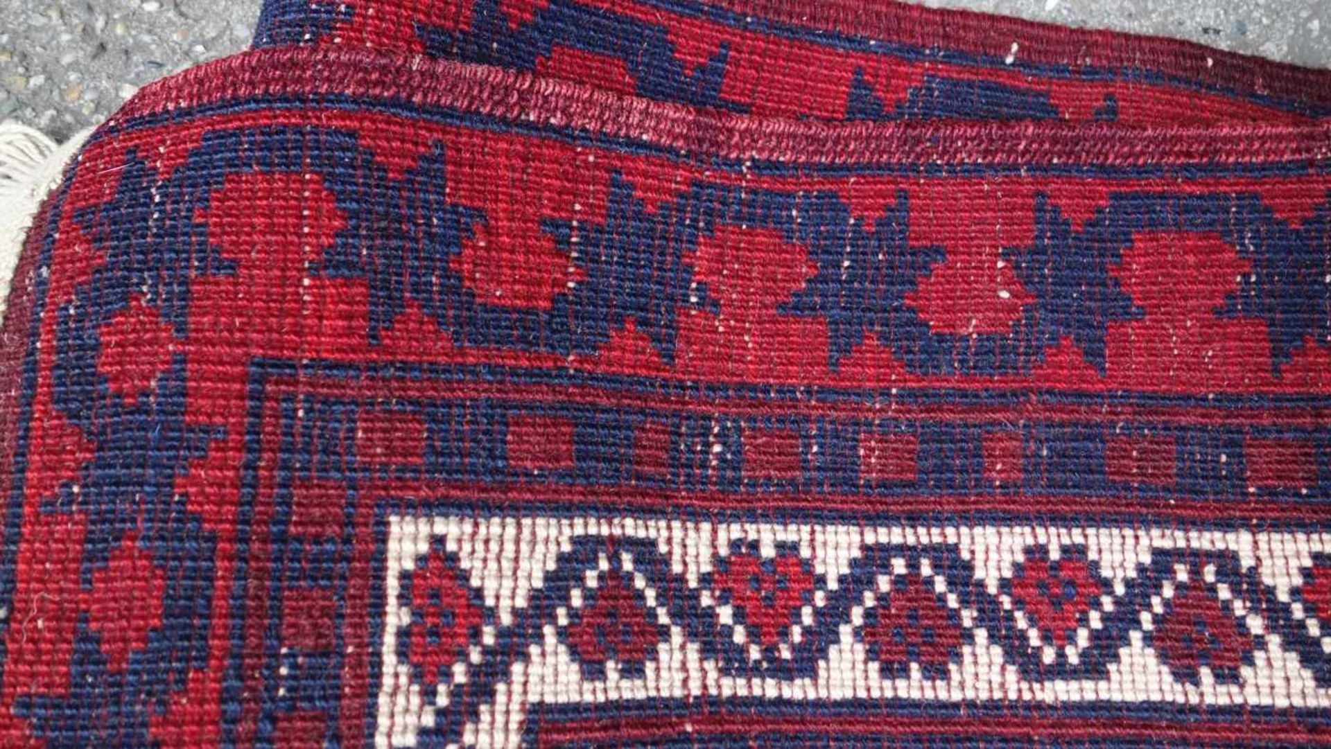 TÜRKISCHER TEPPICH / turkish carpet, 20 Jh.. Fein geknüpfter Teppich in kräftiger und - Image 7 of 7