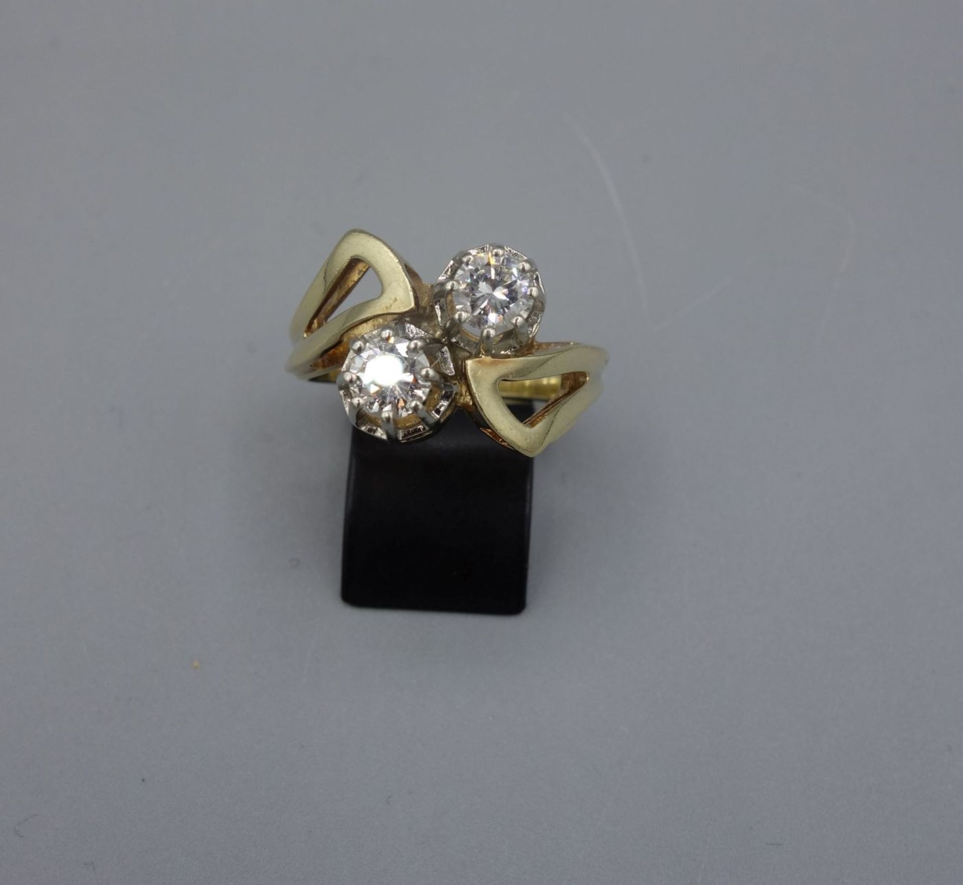 RING aus 585er Gelbgold (5,3 g), besetzt mit Brillanten von je 0,25 ct. (WESS, VSI). Ring-Gr. 50/51.