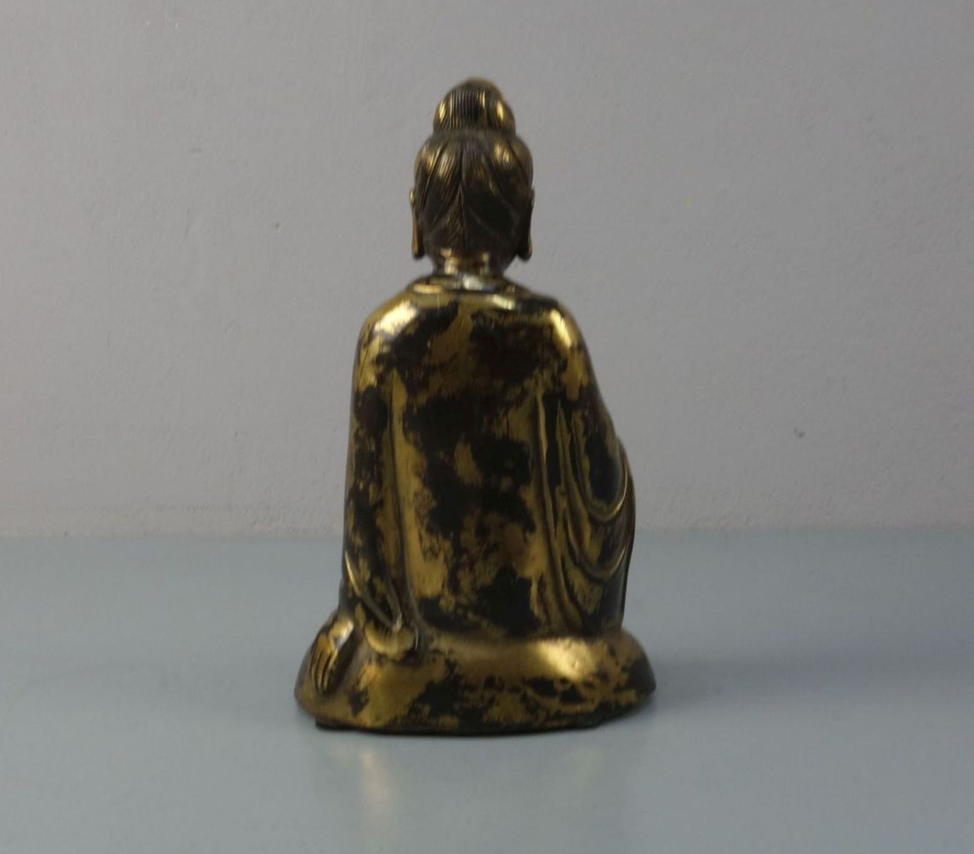 BUDDHA, Bronze, hohl gegossen und dunkelbraun patiniert und vergoldet / mit Goldlackfassung. - Bild 3 aus 6