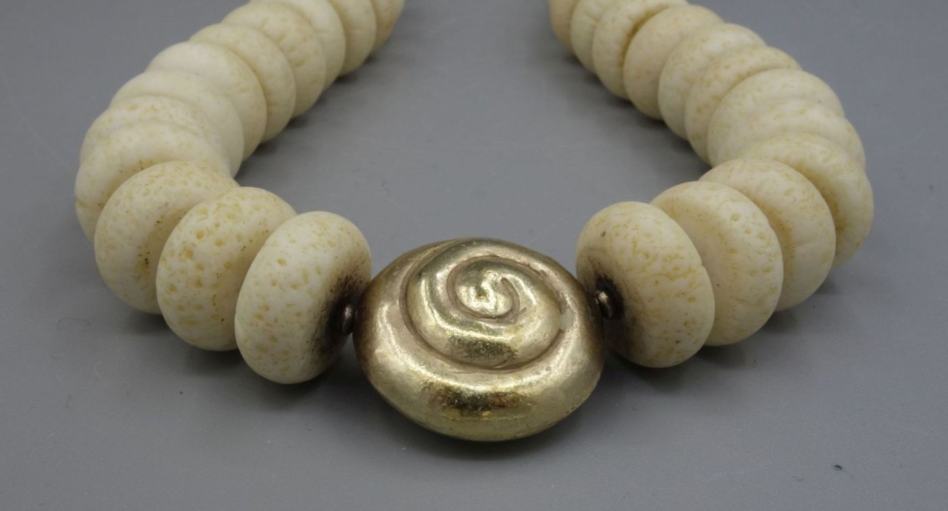 KETTE / BEINKETTE / necklace, mit gold- und silberfarbenen Metallanteilen. Im Zentrum spiral- oder - Bild 2 aus 3