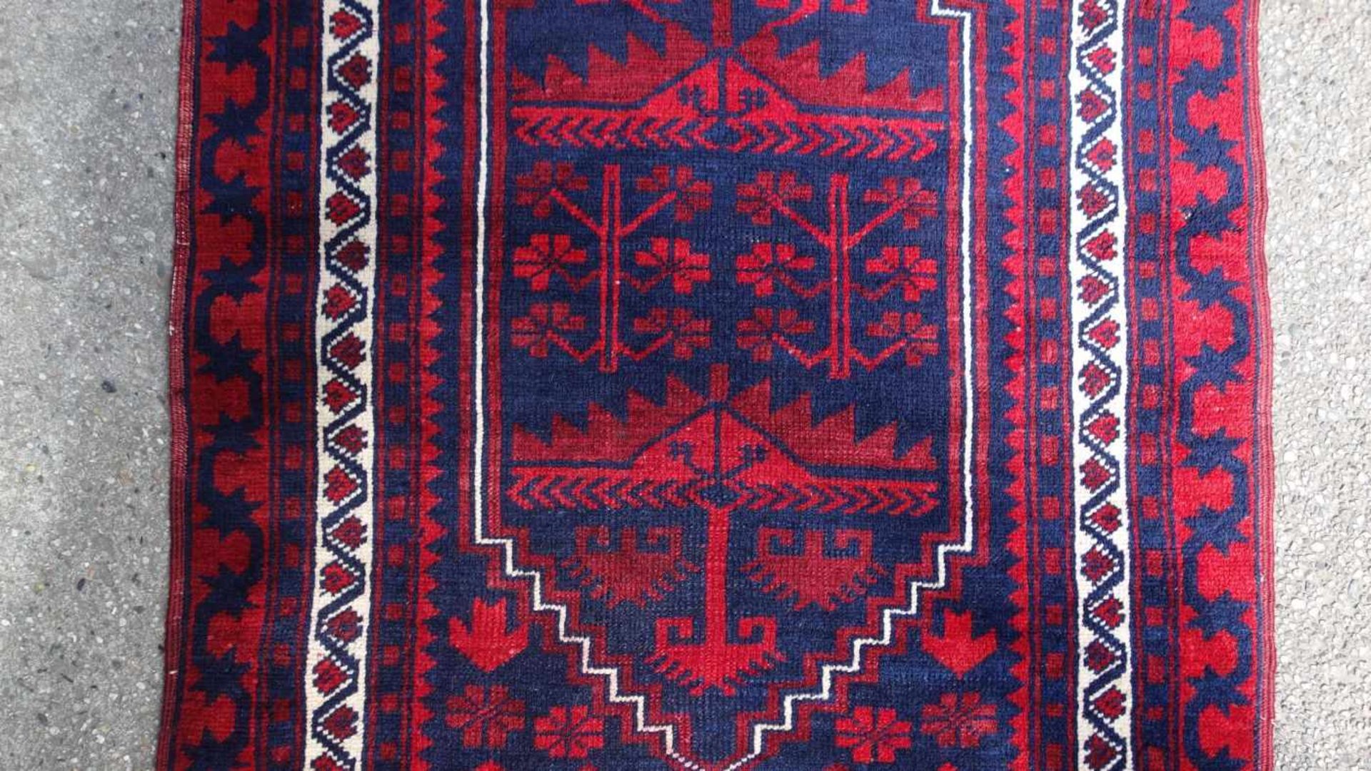 TÜRKISCHER TEPPICH / turkish carpet, 20 Jh.. Fein geknüpfter Teppich in kräftiger und - Image 3 of 7