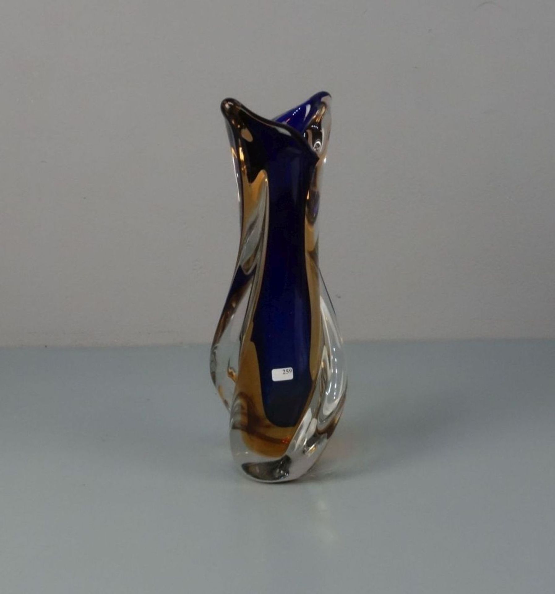 VASE, 20. Jh., wohl Murano / Italien, unter dem Stand mit unleserlichem Klebeetikett. Klarglas mit