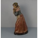 FIGUR: "Frau mit Korb", Keramik, polychrom glasiert, Manufaktur Lladro, Spanien, 2. Hälfte 20.