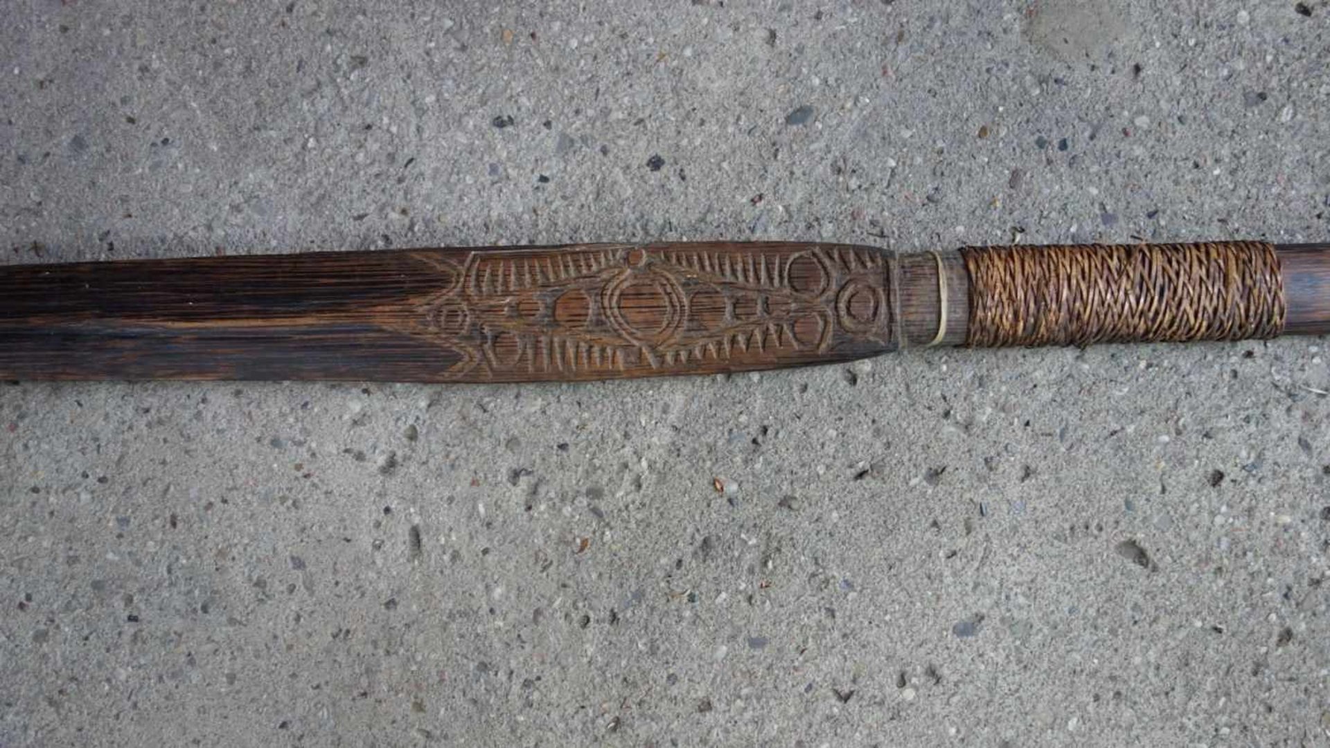 SPEER / WURFSPIESS, spear, Holz und Flachs, Papua Neuguinea oder Afrika, 20. Jh.. Großer, konisch - Bild 2 aus 6