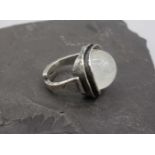 RING mit karreeförmigem Quarzstein / Bergkristall im Cabochonschliff und 925er Silberfassung mit