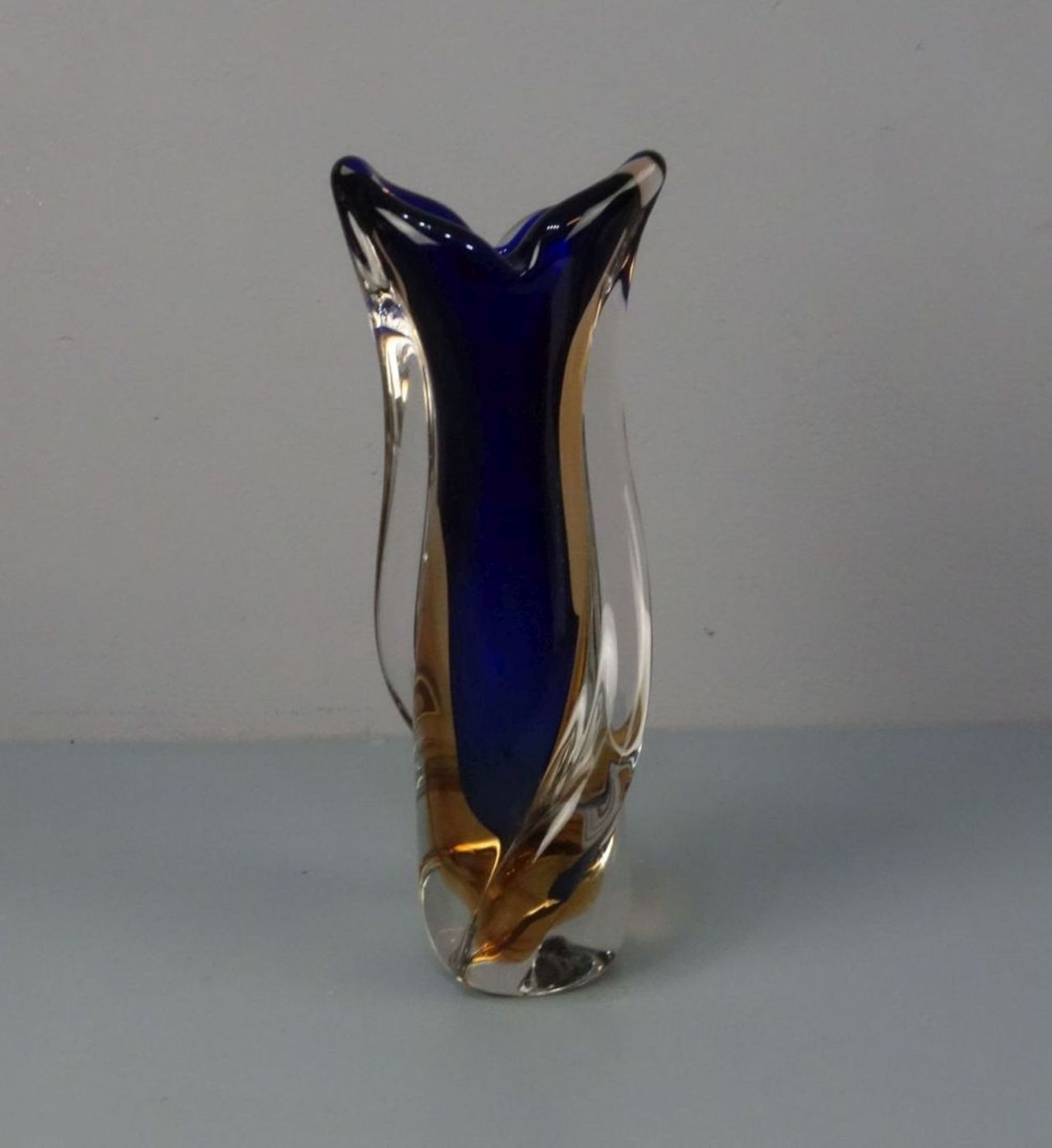 VASE, 20. Jh., wohl Murano / Italien, unter dem Stand mit unleserlichem Klebeetikett. Klarglas mit - Image 3 of 5