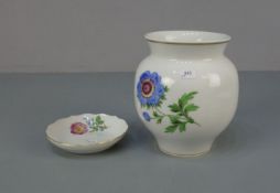 VASE UND SCHÄLCHEN / vase and a small bowl, 20 Jh., Porzellan, polychrom staffiert mit Goldrand,
