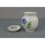 VASE UND SCHÄLCHEN / vase and a small bowl, 20 Jh., Porzellan, polychrom staffiert mit Goldrand,