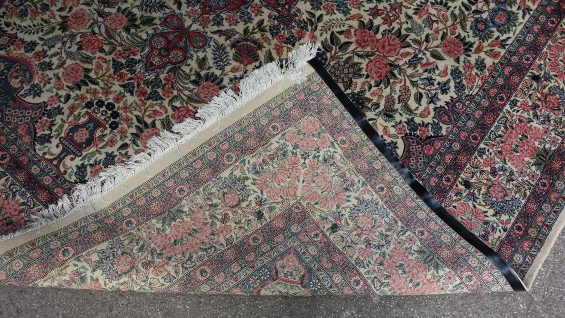 KIRMAN / GROSSER PERSISCHER TEPPICH MIT BLUMENMOTIVEN / rug, um 1930, Südpersien, feine Wolle. Helle - Image 10 of 19