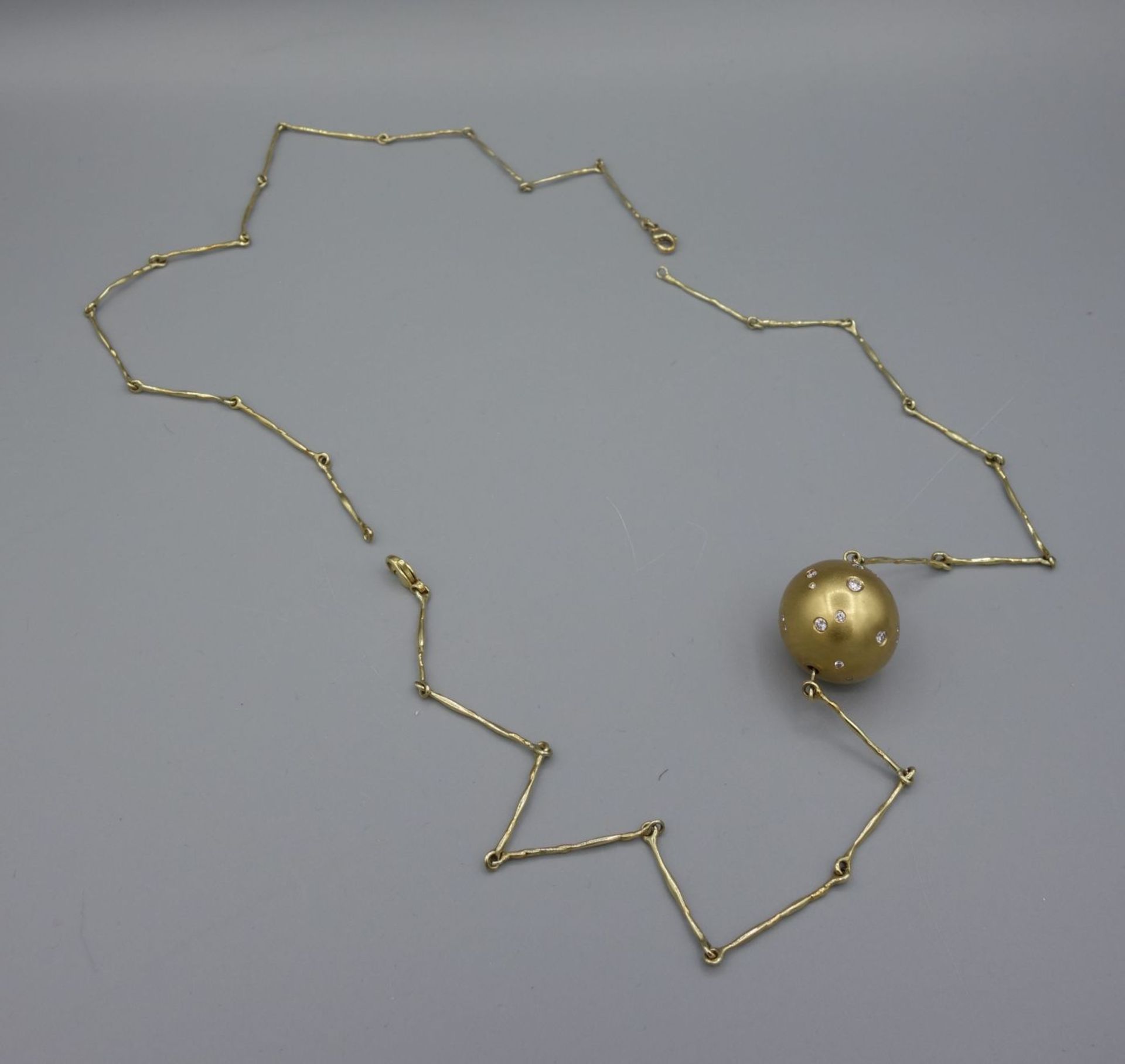 HANDGEFERTIGTES UNIKAT: COLLIER / KETTE MIT ANHÄNGER, Anhänger aus 750er Gelbgold, besetzt mit 16 - Bild 4 aus 6