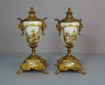 PAAR VASEN mit mediterraner Landschaft und Metallmonturen, um 1900 / pair of vases, Porzellan,