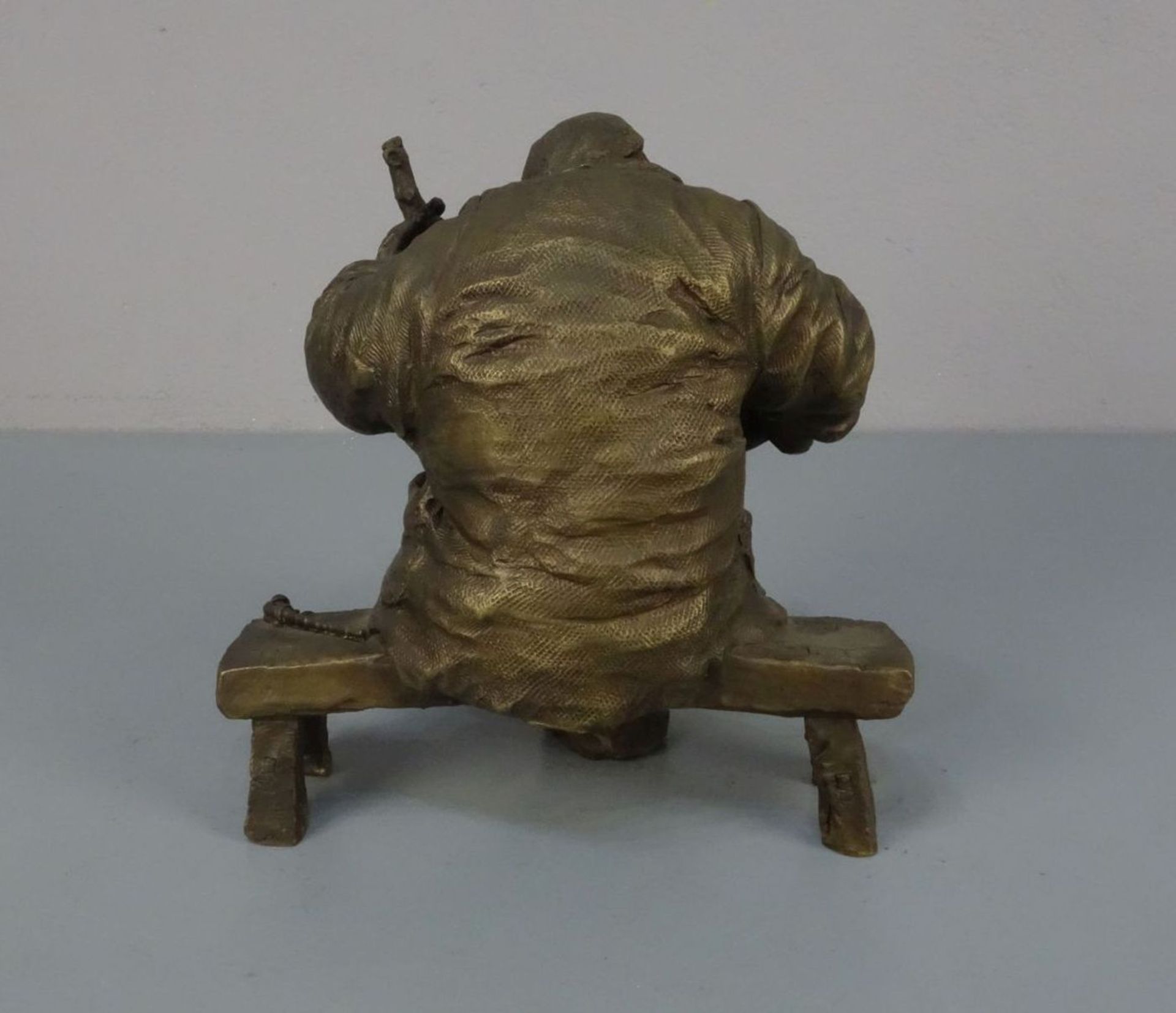 BILDHAUER DES 20./21. JH., Skulptur / sculpture: "Musizierender Clochard / Bettler", Bronze, - Image 3 of 4