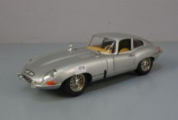 MODELL-AUTO / OLDTIMERMODELL / tin toy car, Metall und Kunststoff, Hersteller Burago: Jaguar E von