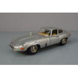 MODELL-AUTO / OLDTIMERMODELL / tin toy car, Metall und Kunststoff, Hersteller Burago: Jaguar E von