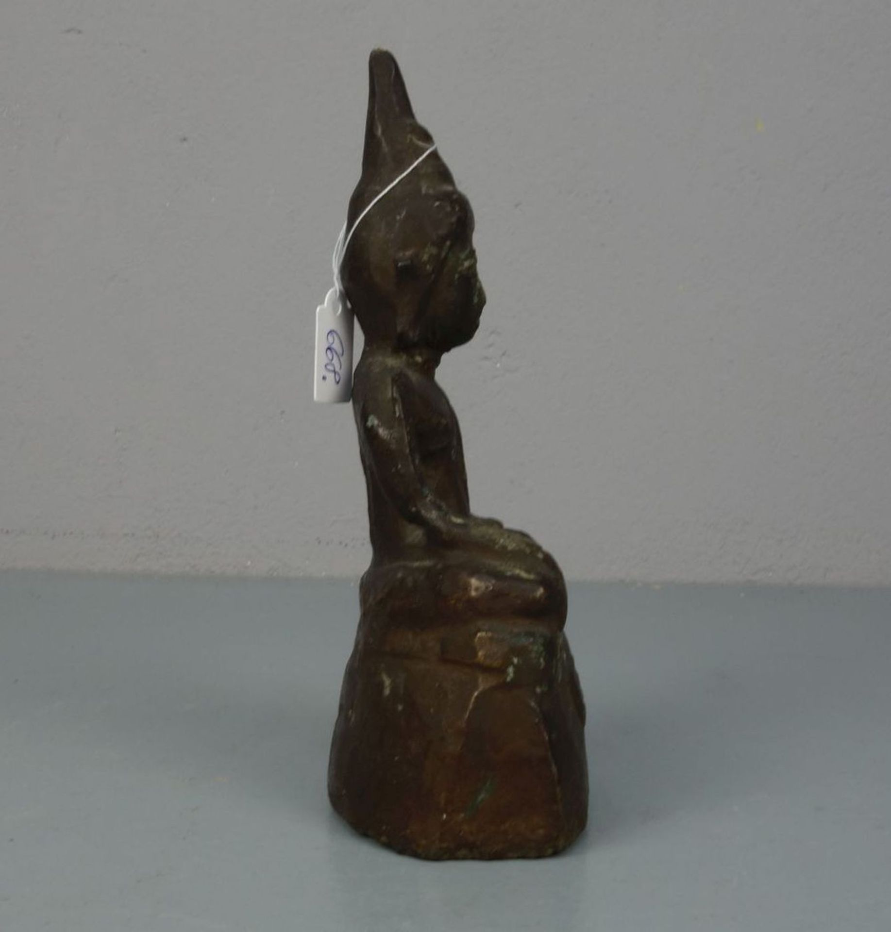 SKULPTUR / sculpture: "Buddha", in seltenerer Ausführung aus "Stucco" / gebranntem Ton bzw. Lehm mit - Bild 4 aus 5