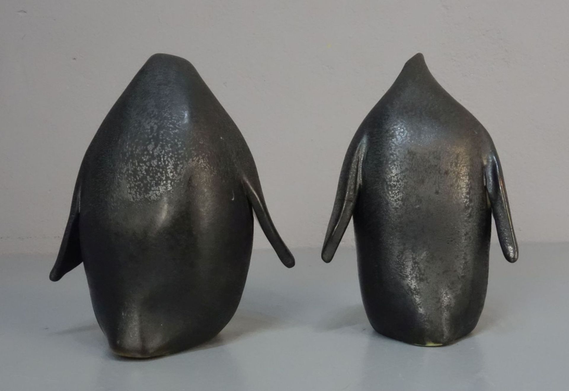 KERAMIKFIGUREN: "Pinguine" / ceramic penguins, Studiokeramik, heller Scherben, weiß, schwarz und - Bild 4 aus 5