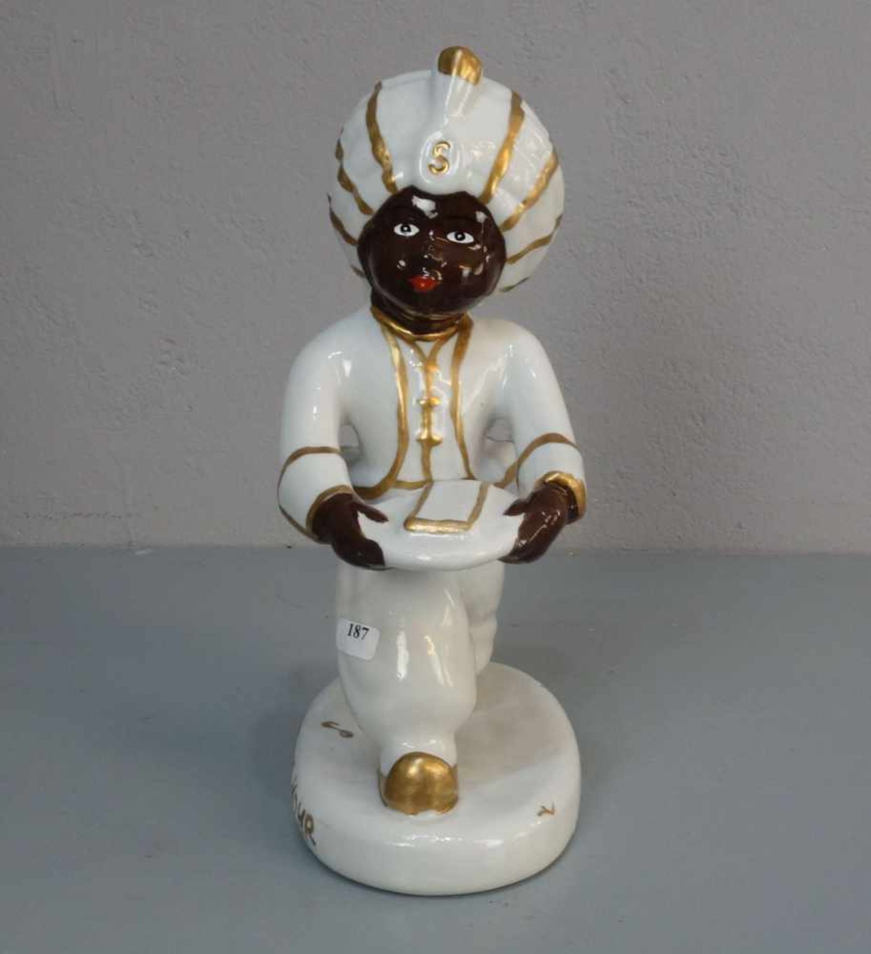 PORZELLANFIGUR / porcelain figure: "Der Sarotti - Mohr" (so auch bezeichnet / Originaltitel), - Image 2 of 5