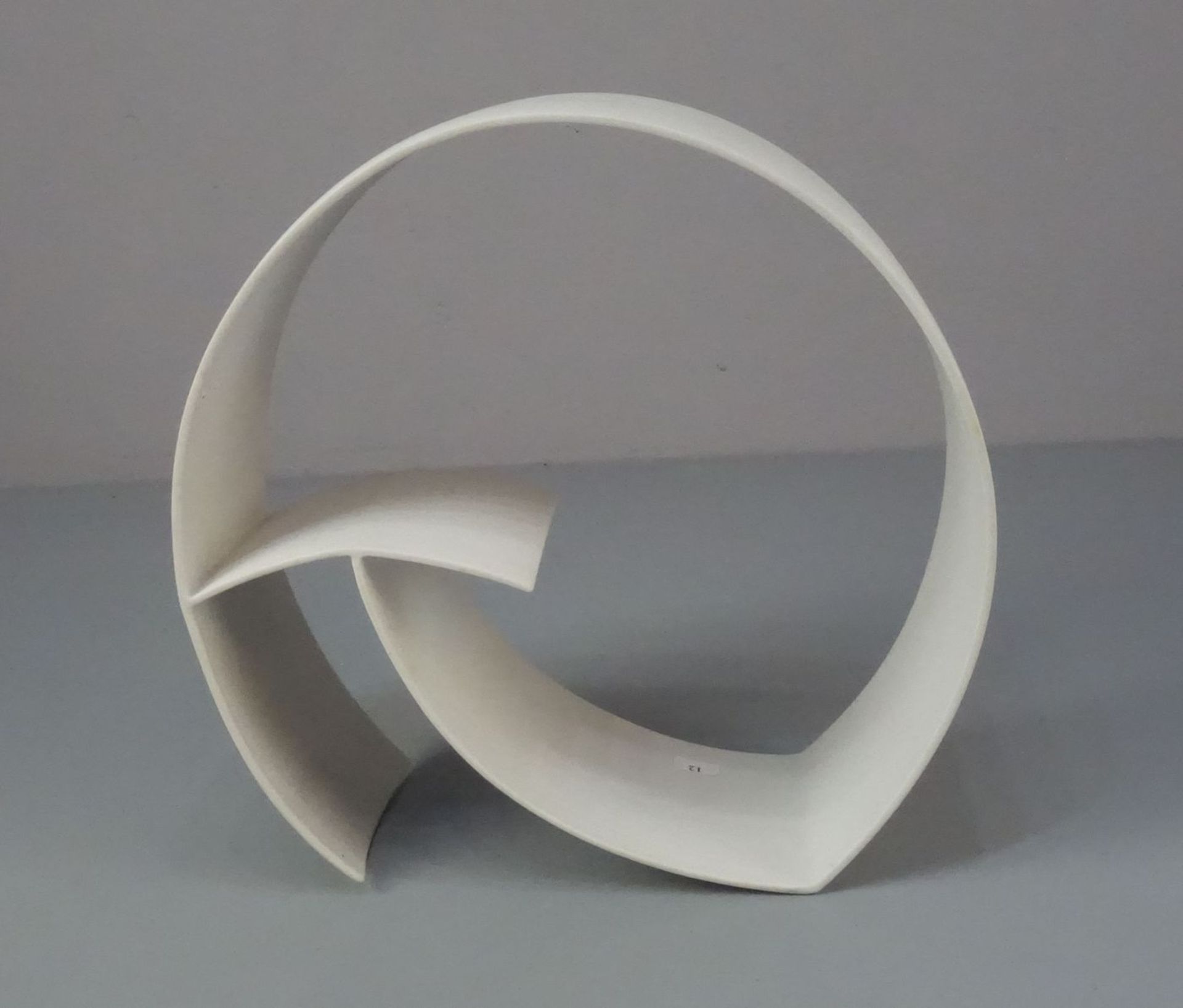 BABLOK, KARIN (geb. 1964 in Donauwörth), Skulptur / sculpture / Studiokeramik: "Schwingform", - Bild 4 aus 4