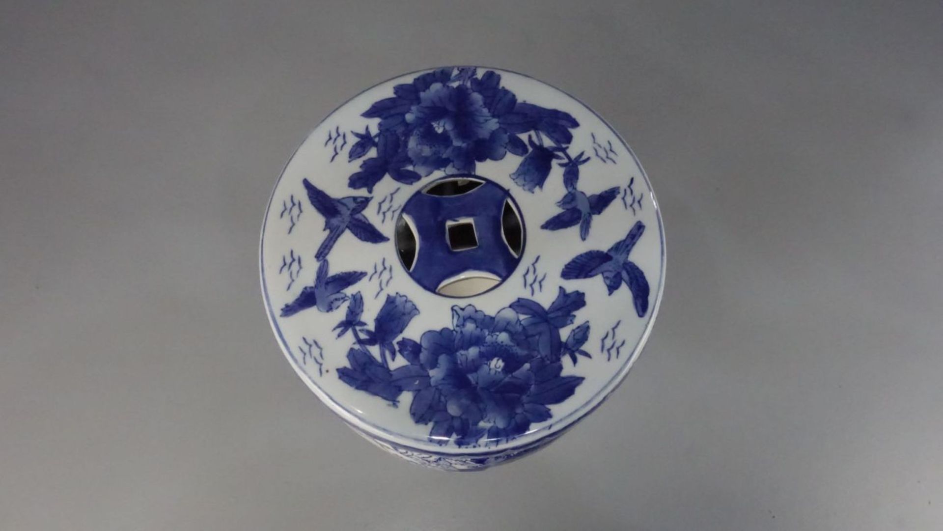 CHINESISCHER HOCKER / stool, Porzellan mit Blaumalerei (ungemarkt), 2. Hälfte 20. Jh.; Rundstand, - Image 2 of 5
