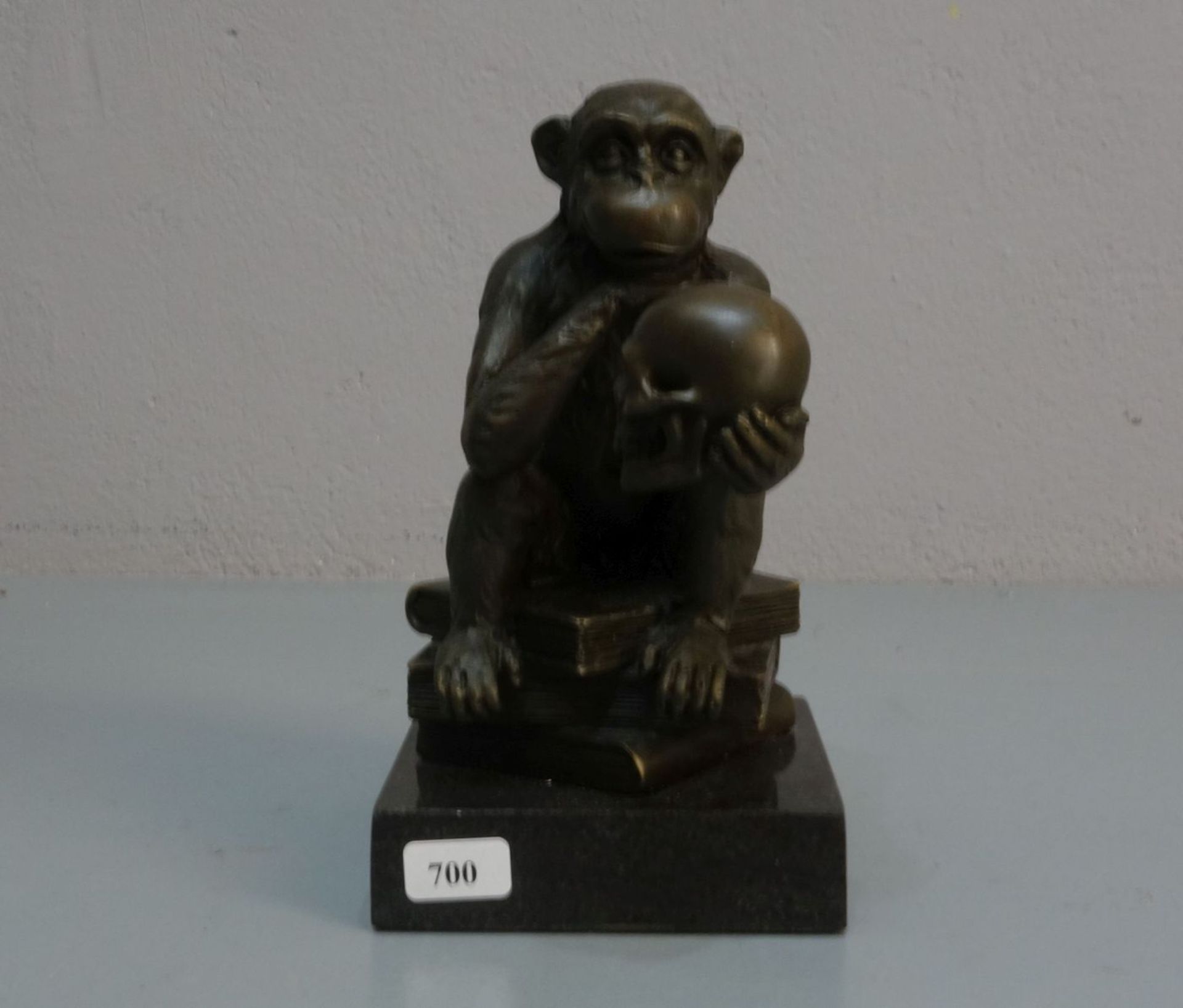 SKULPTUR / sculpture: "Affe mit Totenkopf", Bronze, hellbraun patiniert, auf Marmorpostament. In - Image 2 of 5