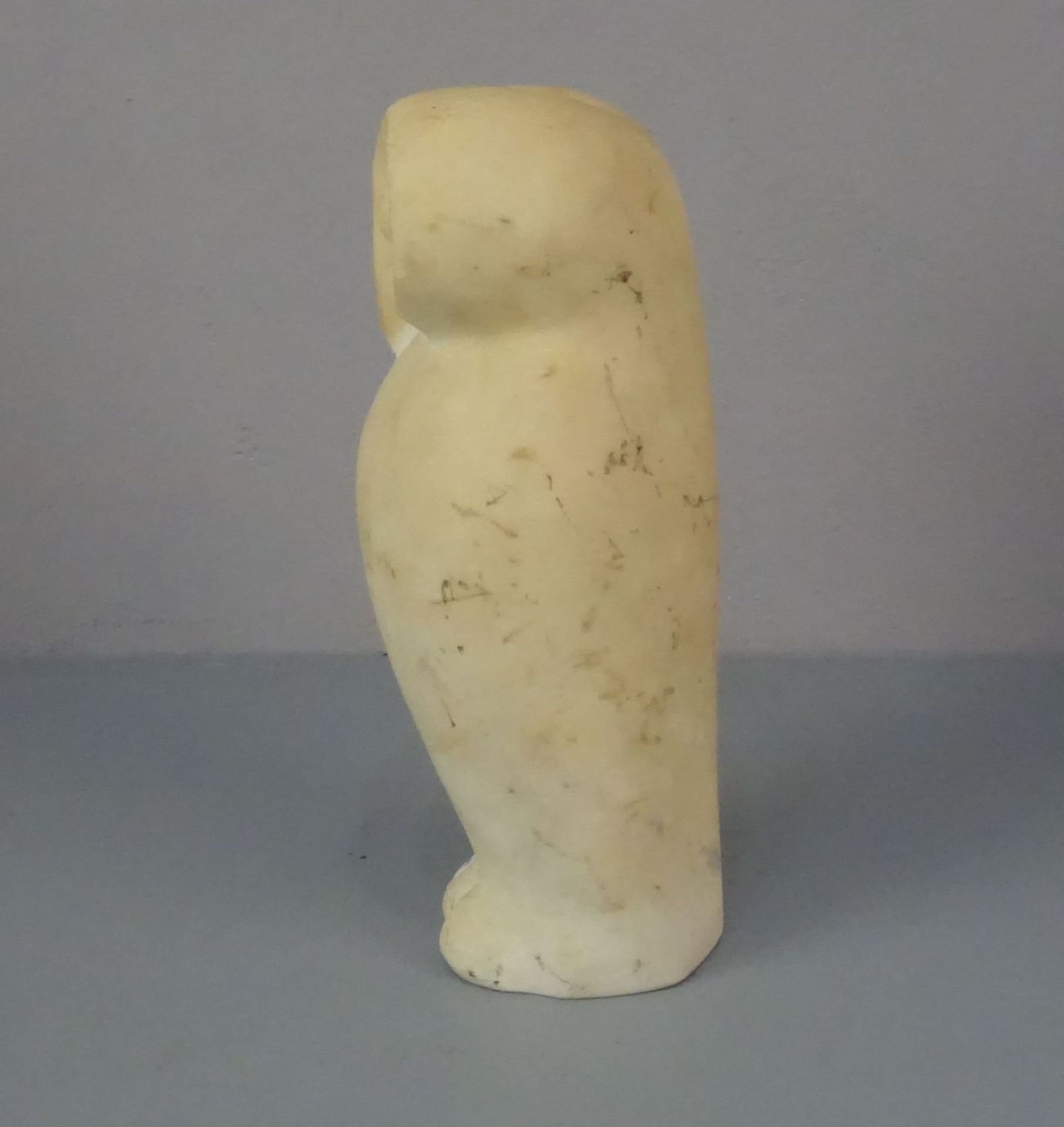 SKULPTUR "EULE" / sculpture: owl, Alabaster, 2. Hälfte 20. Jh.; vollplastisch und stilisiert - Bild 4 aus 4