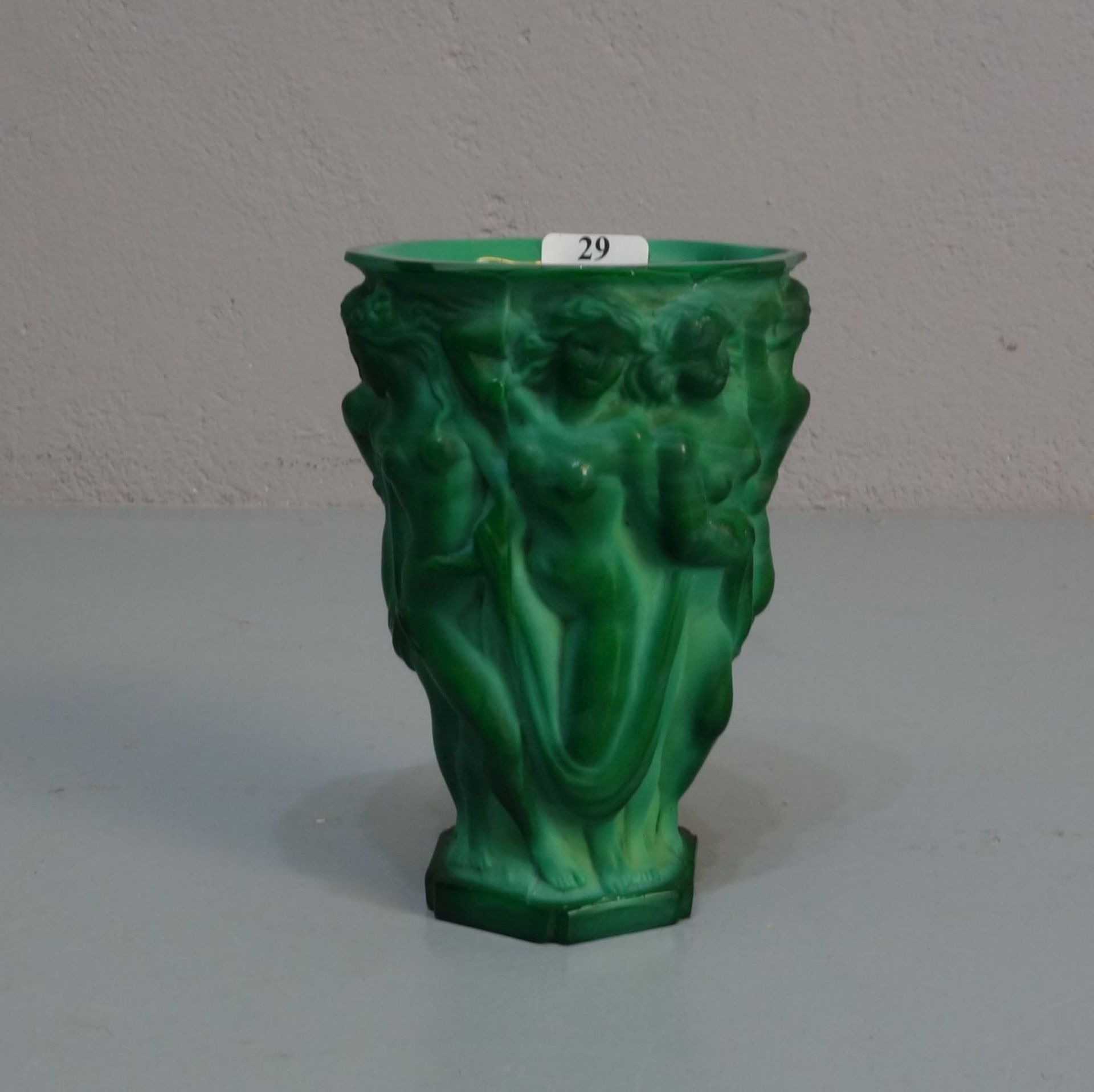 ART DÉCO - VASE, Kristallerie Curt Schlevogt / Gablonz, Böhmen. Opakes, grünes Pressglas,