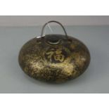 CHINESISCHE WÄRMFLASCHE / hot-water bottle, China, Anfang 20. Jh., Bronze braun patiniert und in