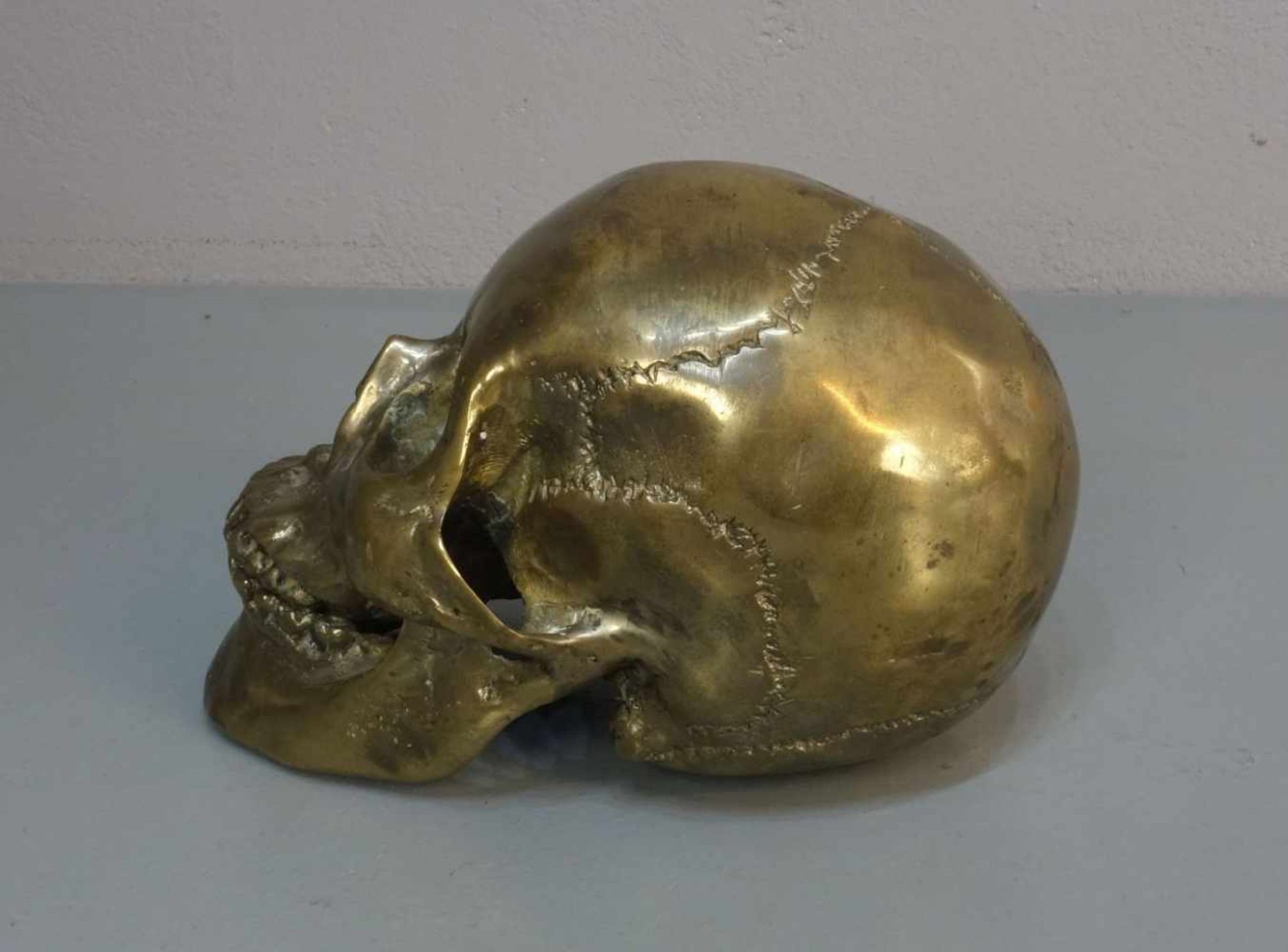 SKULPTUR / sculpture: "Schädel / Memento Mori", skull, bronziertes Metall. Vollplastisch und - Bild 4 aus 4