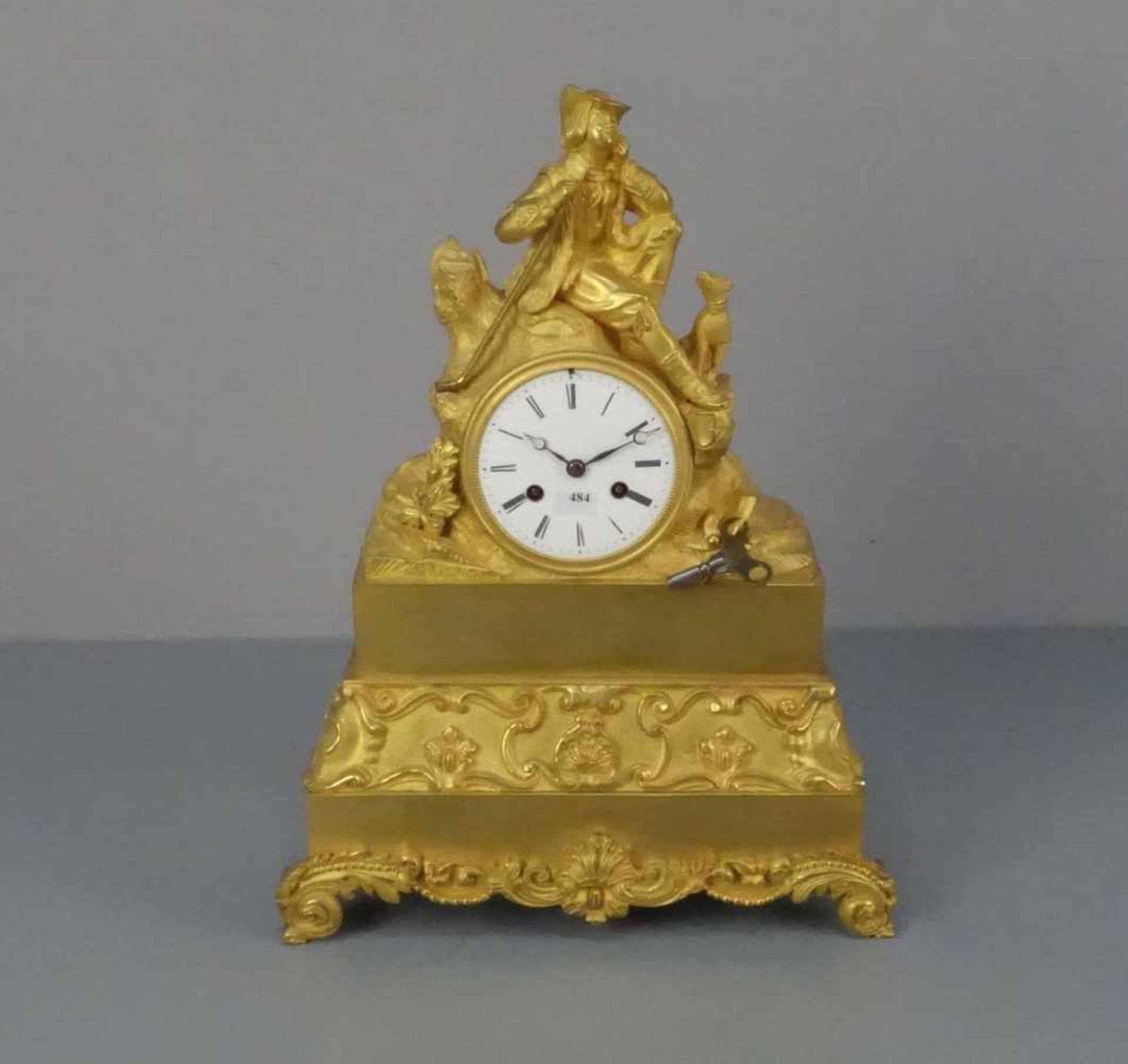 FIGÜRLICHE PENDULE / KAMINUHR "Wanderer auf der Rast" / fire place clock, Frankreich, um 1840.